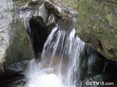 甘肃天水水帘洞风景图