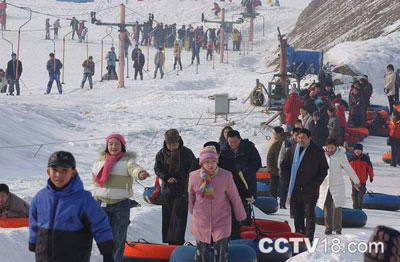 雪莲山高尔夫灯光滑雪场风景图