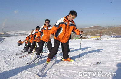 雪莲山高尔夫灯光滑雪场风景图